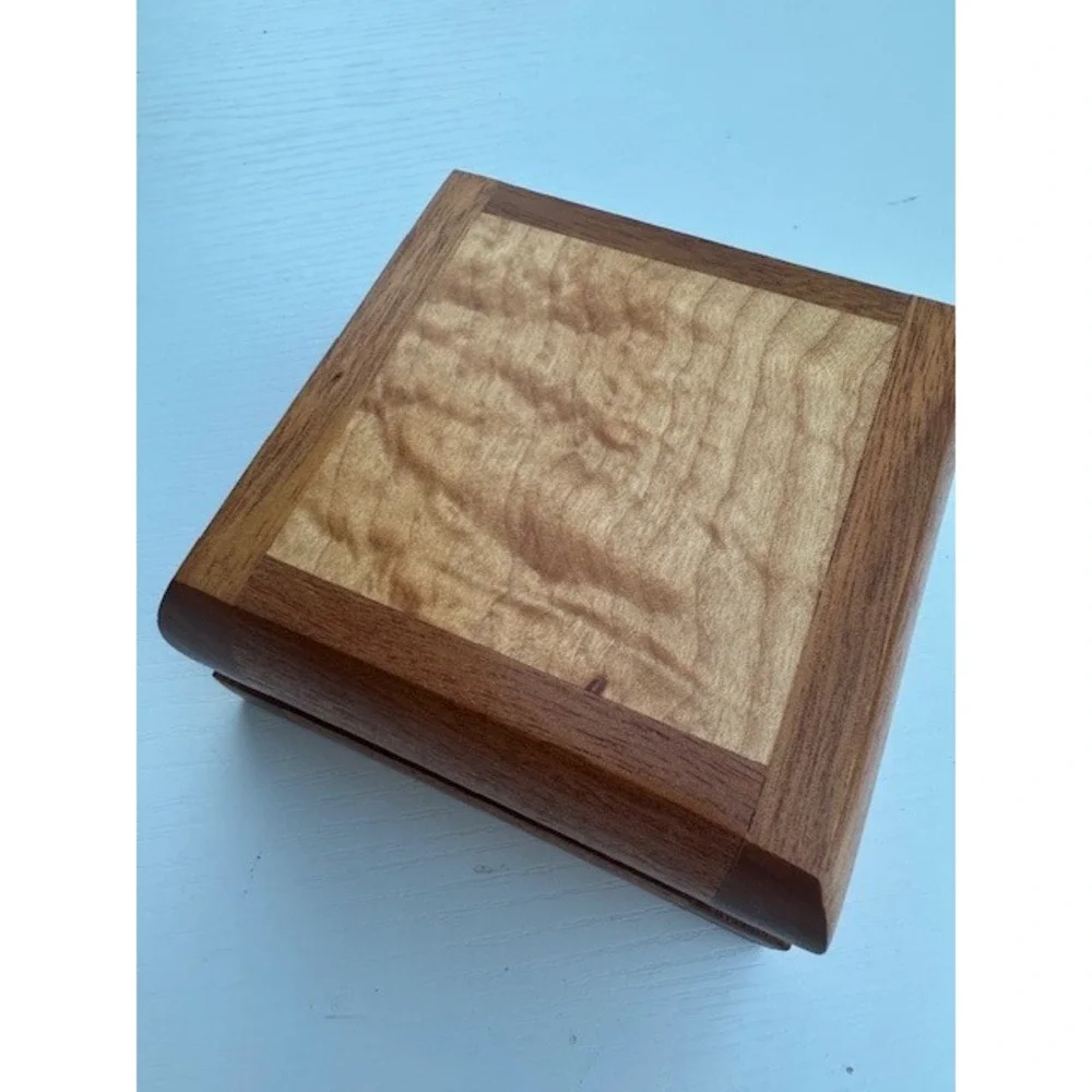 Robert Aylsworth‎ Handcrafted Maple and Cherry Wood Trinket Box Signed 2020